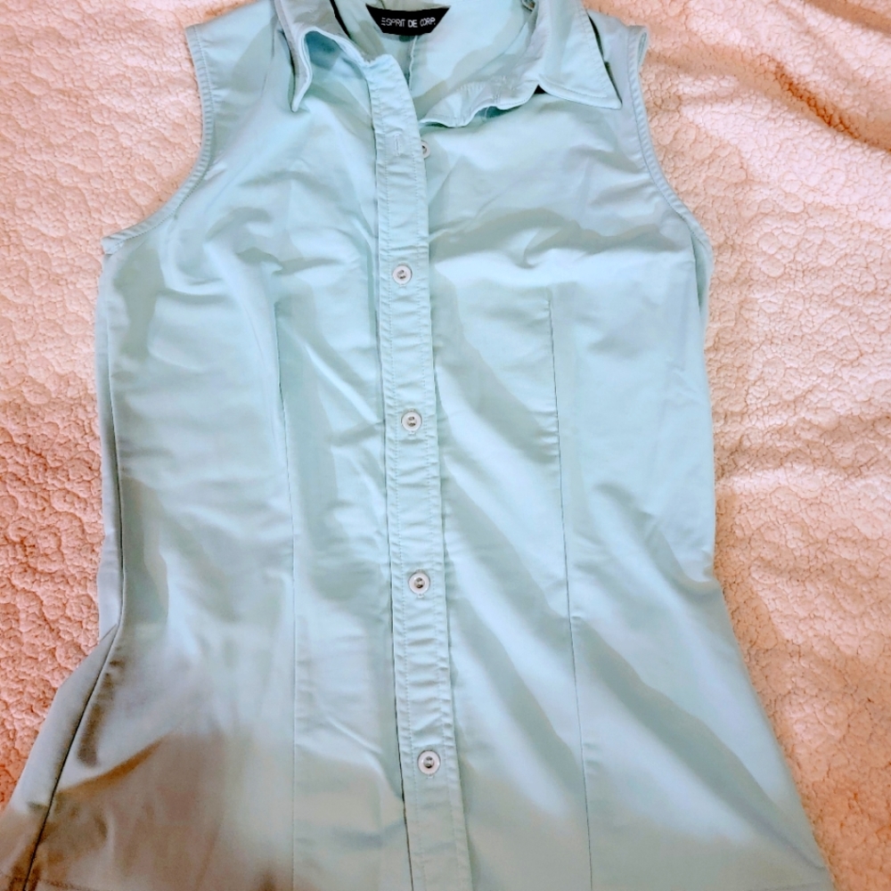 Sleeveless buttondown blouse